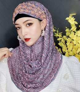 Châle islamique haut de gamme brodé de perles - Voile artisanal en dentelle par des artisans avec motif floral - Product Image 4