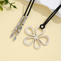 Lange Trendige Boho-Halskette mit Schwarzem Lederband, Sechsblättriger Blumenanhänger, Silberperlen und Blattspitzen - Perfektes Partygeschenk