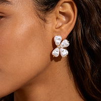Boucles d'oreilles clous florales en acier inoxydable avec accents de perles blanches irrégulières et pierre centrale transparente, bijoux de mode pour femmes, cadeau, vente en gros