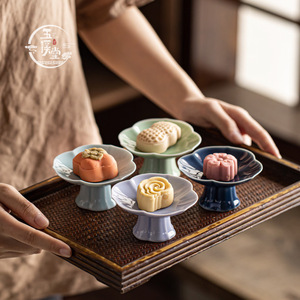 Mini-assiettes en porcelaine sur pied, forme fleur, petites coupelles à thé et à collation, plats de service pour fêtes, style simple - Product Image 1