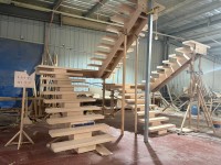 Escalier flottant moderne avec garde-corps en verre, marches en bois de chêne clair, design cantilever pour villa de luxe, maison contemporaine