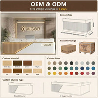 Bureau d'accueil moderne blanc crème avec bande lumineuse LED, comptoir de réception minimaliste à lattes de bois verticales pour bureau, salon ou clinique