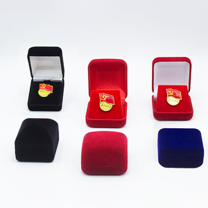 Boîte en plastique velours personnalisée pour épingles de revers en émail souple, boîte à <span class=keywords><strong>bijoux</strong></span> pour bague de fiançailles romantique et élégante, emballage pour badges de revers - Product Image 3