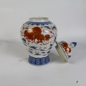 Pot à gingembre en porcelaine bleue et blanche chinoise avec motif de lion rouge et or - Pot de rangement décoratif en céramique de Jingdezhen avec couvercle, design Art Déco - Product Image 5