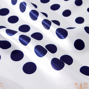 Bufanda de seda cuadrada de 90*90cm con estampado de puntos redondos en blanco y negro de estilo Vintage europeo y americano para el verano - Product Image 5