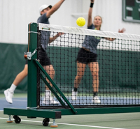 Filet de pickleball commercial portable robuste pour extérieur, 22 pieds, avec roues, poteaux de pickleball à manivelle, écologique, étanche, pour intérieur