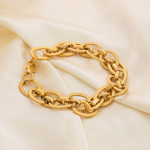 สร้อยข้อมือสแตนเลสชุบทอง 18K แบบสองชั้น สไตล์คิวบา ดีไซน์หรูหราเบาๆ สำหรับผู้หญิง - Product Image 2