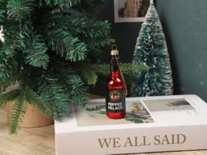 Bouteille miniature en verre rouge de style antique scintillante et festive pour la décoration suspendue de l'arbre de Noël et comme cadeau - Product Image 4