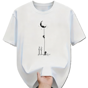 Maglietta con grafica di un astronauta che si dondola sulla luna crescente, maglietta artistica creativa Minimalist Space Dreamer. T-shirt Oversize in Cotone a Maniche Corte Stile Streetwear Casual - Product Image 1
