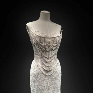 Robes de mariée sirène modernes NT08 pour femmes, longues, lourdes, ornées de perles, de dentelle ivoire, d'applications de fleurs en cristal et de décolleté en U - Product Image 5