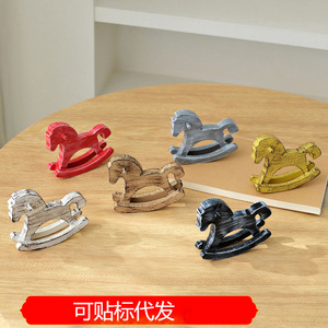 ม้าโยกไม้ตกแต่งสไตล์ชิคเก๋ ขนาดกะทัดรัด สำหรับตกแต่งห้องนอน โต๊ะทำงาน บ้าน สำนักงาน ของขวัญ - Product Image 5