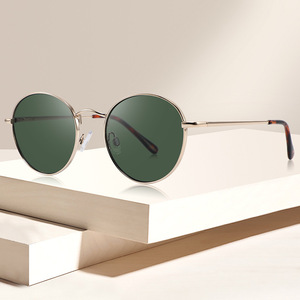 Gafas de Sol Unisex con Marco Redondo de Metal, Lentes de PC con Protección UV400, Estilo Retro Clásico para Protección Solar, Viajes, Conducción y Moda - Product Image 1