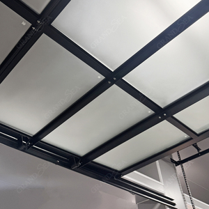 Portes de <span class=keywords><strong>garage</strong></span> résidentielles modernes en aluminium noir avec cadre en grille et verre dépoli, personnalisables, au meilleur prix de gros pour la maison - Product Image 4