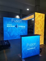 Stand de Exhibición Personalizado de 20x20 con Marco SEG de Doble Cara e Iluminación Trasera para Ferias Comerciales