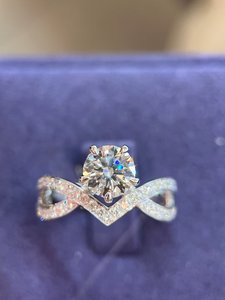 Bague en platine avec diamant VVS 1 carat |   Bague de fiançailles et de mariage en diamant de laboratoire, design couronne à vagues croisées - Product Image 2