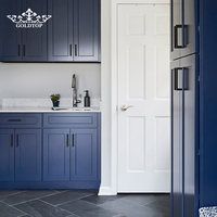 Meuble de cuisine Goldtop sur mesure RTA, style moderne et transitoire, bicolore blanc brillant et bleu marine, avec solution îlot Shaker