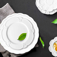 Nouvel ensemble d'assiettes de luxe léger 2026 en porcelaine fine blanche de 13 pouces avec dentelle en relief, assiettes en céramique pour mariage, maison, hôtel, fête
