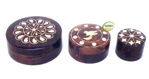 Belle et décorative boîte en bois faite à la main avec incrustation en laiton - Product Image 2