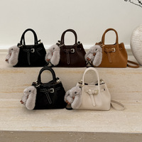 Sac seau rétro coréen simple à porter à la main pour femme, nouvelle collection hiver 2025, sac à bandoulière de luxe léger à texture raffinée