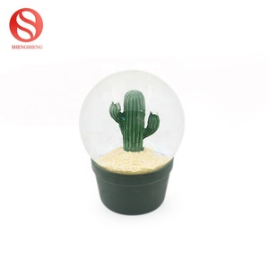 Personnalisé 100mm nouveaux cadeaux décoration design <span class=keywords><strong>grand</strong></span> <span class=keywords><strong>cactus</strong></span> en résine boule à neige - Product Image 5