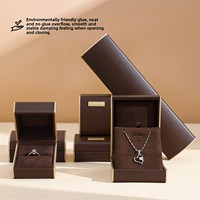 A1 Skulpturales, geschwungenes Schmuckkästchen-Set aus PU-Leder mit Samtfutter und Goldprägung für Ringe, Anhänger, Armbänder und Uhren – Galerie-Display