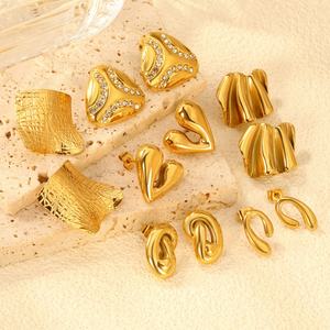 Pendientes de Acero Inoxidable Chapados en Oro de 18K, Geométricos, con Textura Curva, con Circonitas en Forma de Corazón, para Boda - Product Image 1