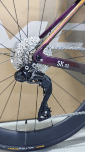 Bicicleta de Carretera de Fibra de Carbono para Adultos, 24 Velocidades, Cambio Electrónico 105 Di2, Frenos de Disco, Equipada para Entrenamiento y Carreras - Product Image 3