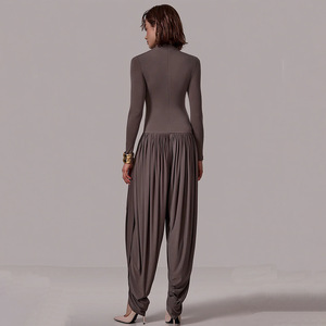 Combinaison moulante unie à manches longues et taille haute pour femme avec fente latérale et détail froncé – Tenue de soirée - Product Image 3