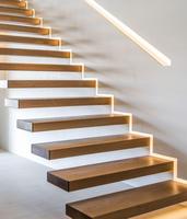 Escalier flottant en bois à plateaux cantilever pour économiser de l'espace