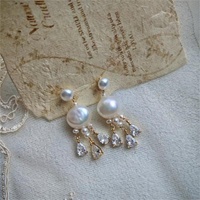 Boucles d'oreilles à pampilles en perles d'eau douce naturelles au design original, idéales pour le quotidien, avec zircon et perles.
