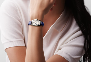 Montre en acier inoxydable de forme tonneau avec cadran à chiffres romains et bracelet en cuir bleu Longinesing - Product Image 2