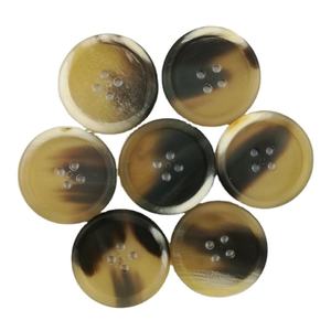 Boutons en corne véritable de qualité supérieure, durables, en matériau organique, 4 trous, couleur café, accessoires vestimentaires, finition polie, différents - Product Image 1