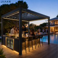 Pergola motorisée en aluminium à lames orientables avec mini-bar intégré, réfrigérateur et éclairage LED pour terrasse de villa ou fête au bord de la piscine