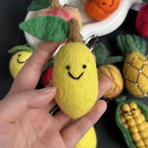 Miniature Fruits <span class=keywords><strong>Laine</strong></span> Feutre Porte-clés À La Main Fraise Cerise Banane Raisin Citron Avocat En Peluche Jouets Légumes Charmes Porte-clés - Product Image 3