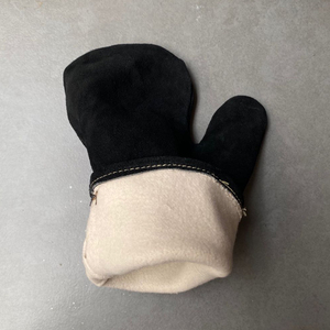 Guantes para Asados Luva Churrasco de 2 Dedos, Negros, de Piel de Vacuno, Forro de Algodón, Resistentes al Calor, Duraderos e Impermeables, para Estilo Holandés - Product Image 2