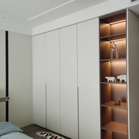 Armoire moderne à portes coulissantes en MDF blanc, chambre principale, laque dorée, métal beige, style industriel