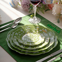 Lot de vaisselle en porcelaine fine verte vintage à bord festonné et motif floral blanc, assiettes en céramique pour la maison, l'hôtel, les fêtes et les restaurants