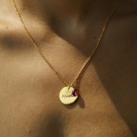 Collier Pendentif Peridot Gravé Fait Main avec Pièce de Monnaie et Pierres de Naissance – Cadeau d'Anniversaire Unique et Spécial