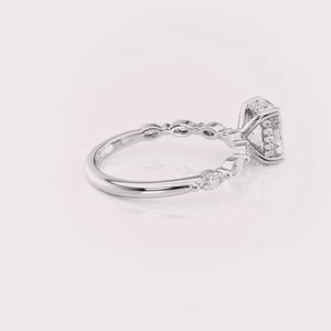 Bague de fiançailles en diamant de laboratoire taille coussin en or blanc 18 carats, solitaire avec pierres latérales - Product Image 4