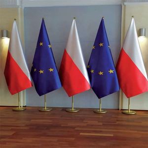 Drapeau national du Cameroun de luxe en polyester 100D pour intérieur avec mât en fibre de verre et design élégant de fanion pour bureaux - Product Image 5