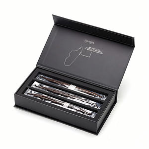 Boîte magnétique rigide personnalisée avec finition noire mate et plateau intérieur pour l'emballage de fèves de vanille de qualité supérieure et des solutions cadeaux de luxe - Product Image 1