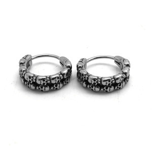 Yunnique Pendientes de aro con forma de calavera retro, de acero de titanio, estilo punk, diseño geométrico, joyería de moda para hombres y mujeres - Product Image 1