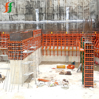 Coffrage en acier pour mur haut en béton, avec structure en contre-foin et panneaux en contreplaqué recouverts de polymère, supportés par des poutres en acier, pour travaux de construction en hauteur.