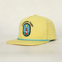 Casquette Snapback personnalisée en polyester à 5 panneaux avec visière plate, cordon tendance, logo en caoutchouc et trous découpés au laser de haute qualité