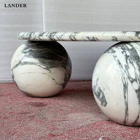 Table basse en marbre naturel Lander, table d'appoint moderne haut de gamme pour salon, table basse de luxe en marbre Arabescato avec pieds sphériques