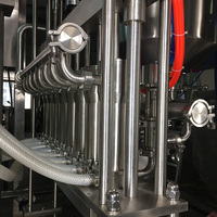 Machine d'emballage liquide entièrement automatique pour sachets à bec verseur, avec remplissage volumétrique et bouchage à vis