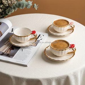 Service à thé et à café vintage britannique en céramique et porcelaine, 90 ml/180 ml, décor floral, bord doré en relief, avec soucoupes - Product Image 4