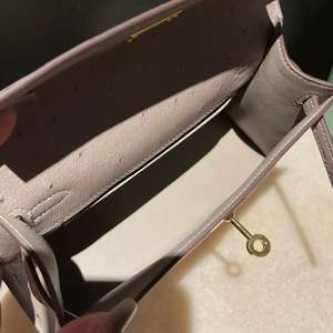 Mini borsa da <span class=keywords><strong>donna</strong></span> fatta a mano su misura in pelle di struzzo sudafricana di <span class=keywords><strong>prima</strong></span> qualità, colore grigio scuro, ideale per eventi formali. - Product Image 3