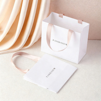 Sac shopping en papier d'art de luxe personnalisé avec logo en feuille d'or et poignée en ruban satiné, sac en papier de haute qualité pour l'emballage de vêtements, sac cadeau