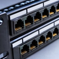 Panel de Conexiones HAILE CAT6 de 48 Puertos Gigabit 2U Tipo Split, Panel de Conexiones de Red para Gabinete de Grado Ingeniería
